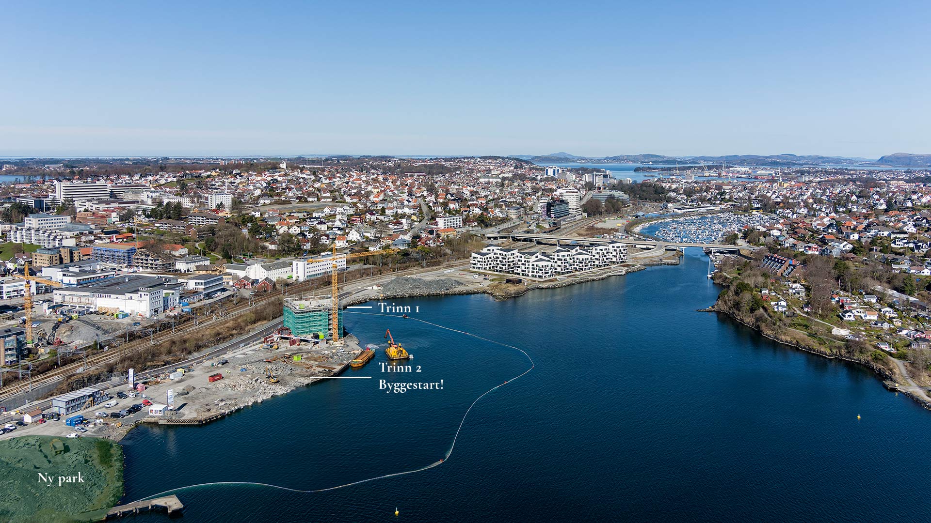 Flyfoto som viser Consulens Brygge i innseilingen til Paradis med Stavanger Sentrum i bakkant.